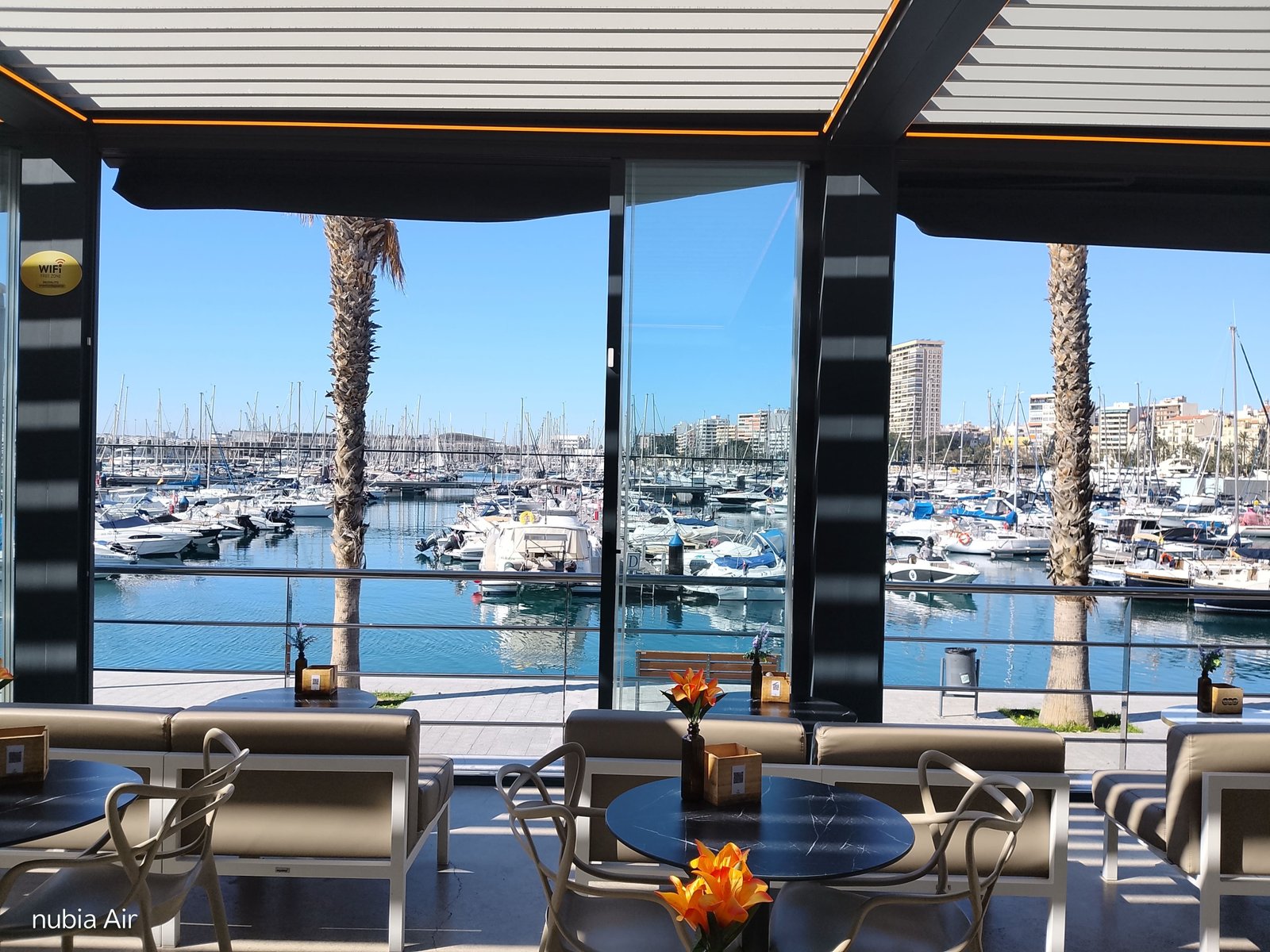 Interior del Sausalito Premium Club con vistas al puerto de Alicante