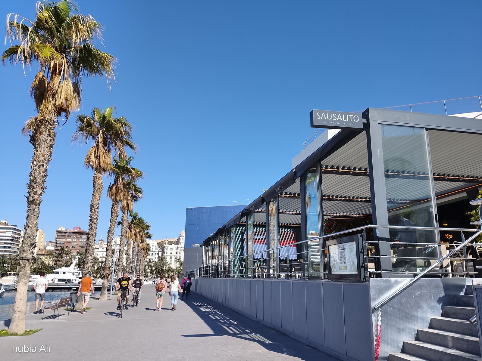 Exterior del Sausalito Premium Club en el paseo del puerto de Alicante