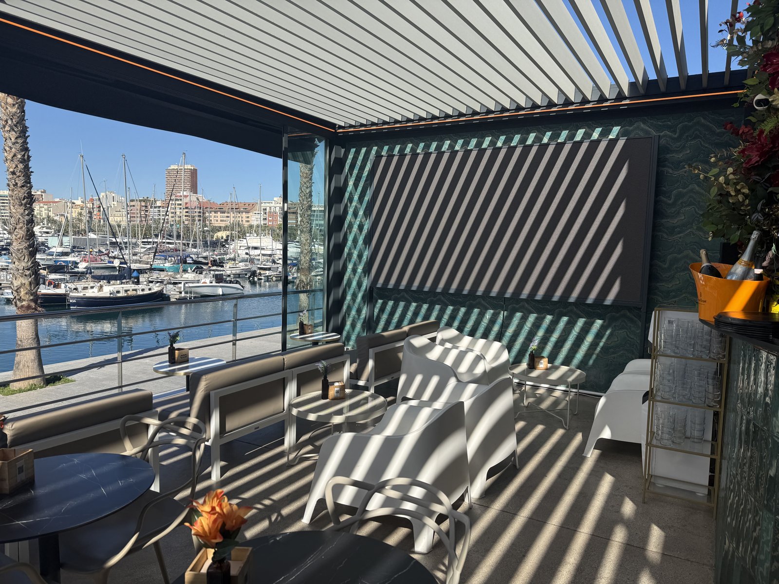 Terraza del Sausalito Premium Club con vistas al puerto de Alicante