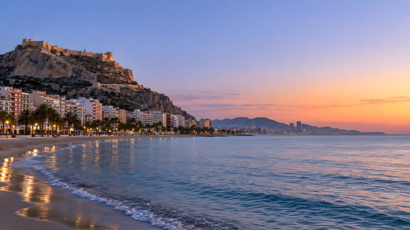 Aktivitäten in Alicante bei Sonnenuntergang: ein Nachmittag am Strand Postiguet unterhalb der Burg Santa Bárbara — Alicante Tech Vibes