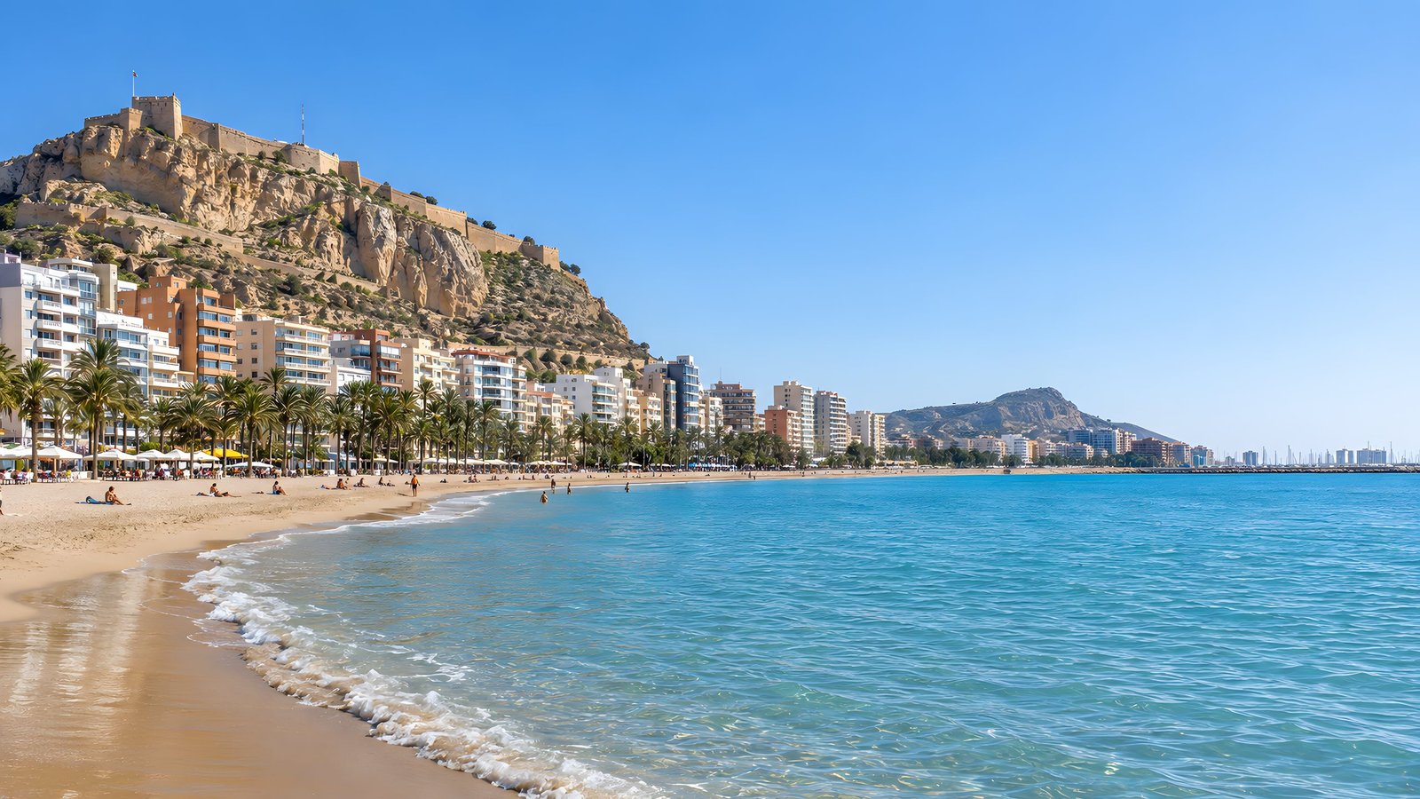 Aktivitäten in Alicante am Morgen und tagsüber: ein sonniger Tag am Strand Postiguet unterhalb der Burg Santa Bárbara — Alicante Tech Vibes